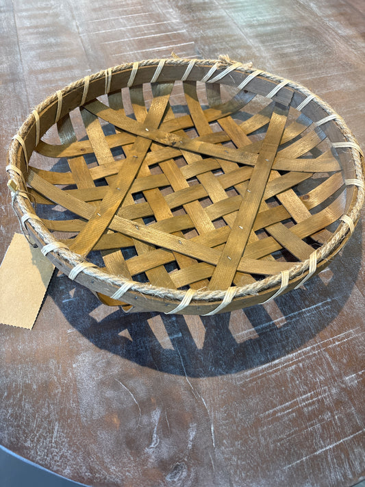 Circular woven trays in brown