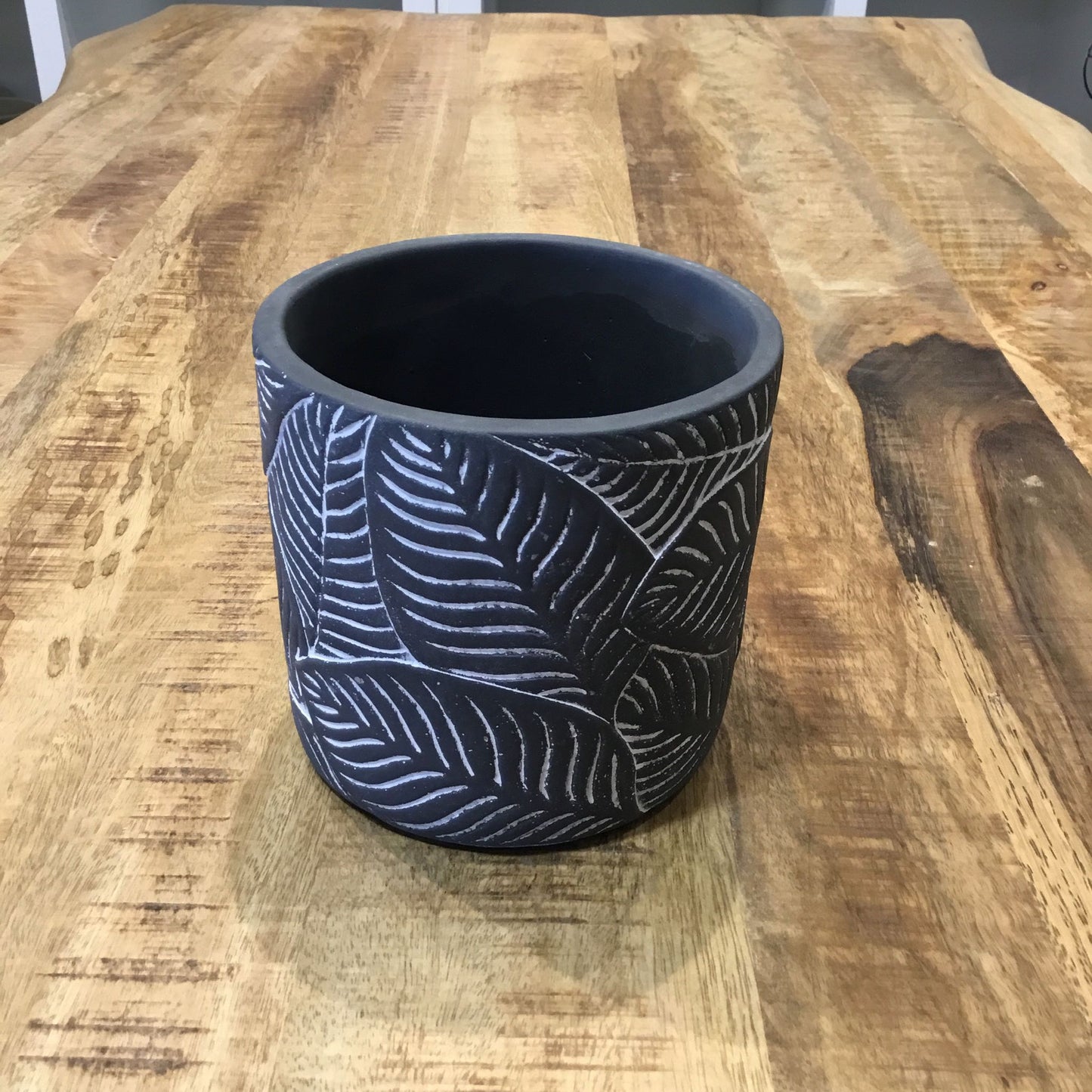 Black Leaf Patterned Clay Planter